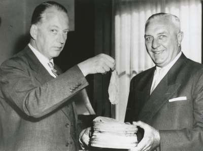 875545 Afbeelding van de aanbieding van de eerste (nieuwe) haring door J. van der Mars, (groothandelaar in vis, ...